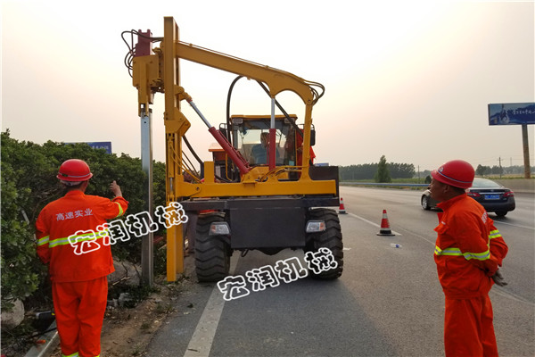 護(hù)欄打樁機(jī)河南蘭考施工現(xiàn)場(chǎng)