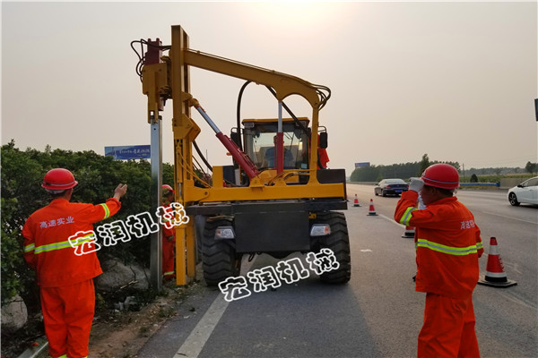 宏潤(rùn)高速護(hù)欄鉆孔機(jī)河南施工中