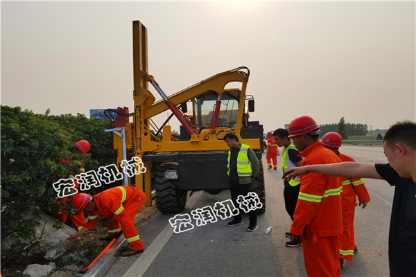 宏潤(rùn)高速護(hù)欄鉆孔機(jī)河南施工中