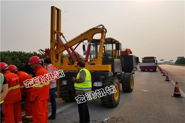 護欄打樁機河南蘭考施工現(xiàn)場