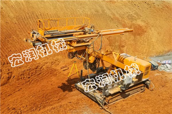 宏潤10米邊坡支護錨固鉆機施工現(xiàn)場